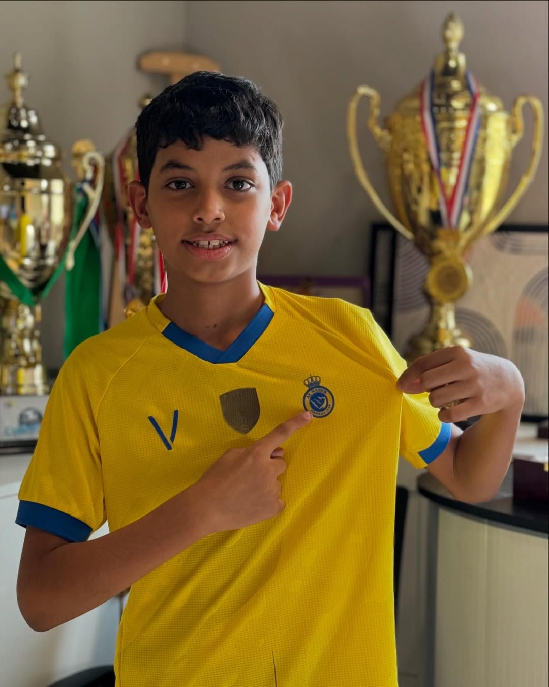 لاعب من أكاديمية الفذ مع كأس